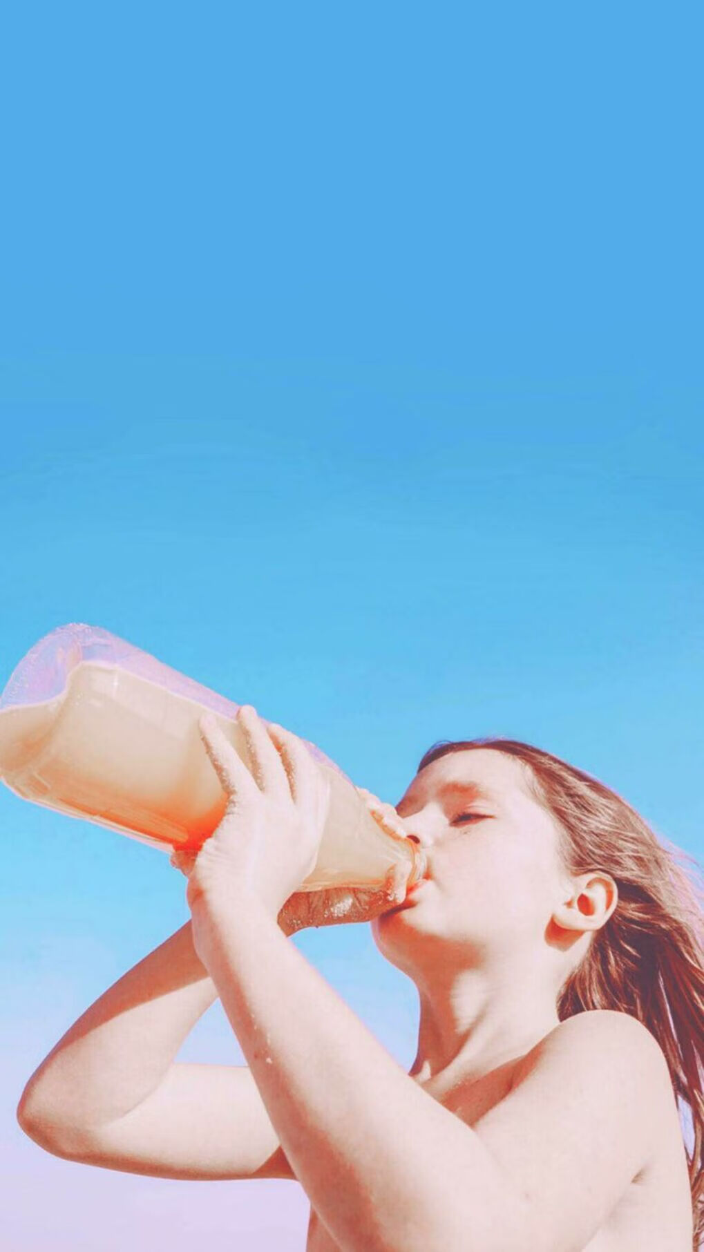 女子排球选手征战海外联赛表现稳定,谈论国际女子排球的海报的对话